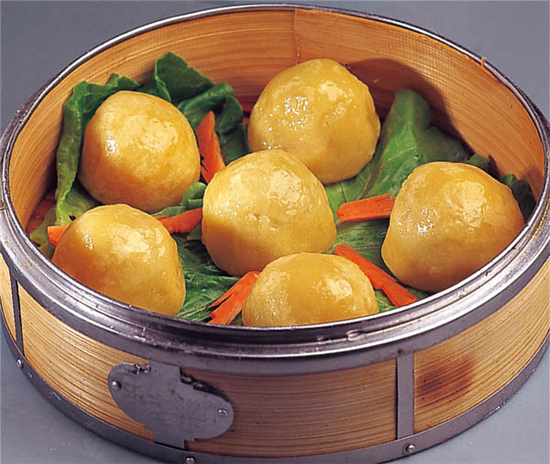 北京:老北京人,特别讲究过年的饮食,从这首:小孩儿小孩儿你别馋,过了腊八就是年,腊八粥,喝几天,哩哩啦啦二十三,二十三、糖瓜粘,二十四、扫房子,二十五、炸豆腐,二十六、炖羊肉,二十七、杀公鸡,二十八、把面发,二十九、蒸馒头,三十晚上熬一宿,大年初一扭一扭的民谣就可以知道北京在 春节期间的食品有多丰富。