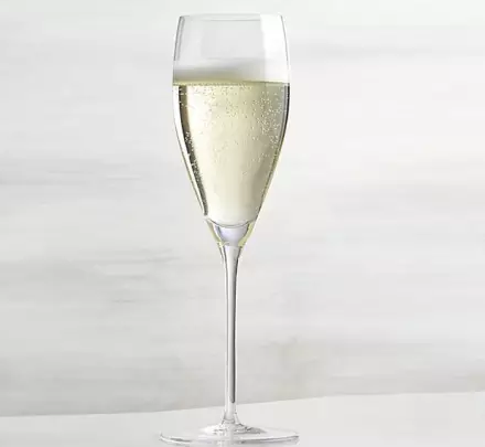 甜酒杯:通常较矮小,适合喝贵腐甜白,波特,雪利等酒.
