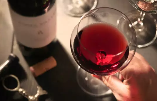 喝红酒时,如何正确的摇杯?