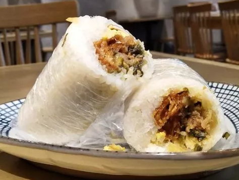 饭团麻雀虽小五脏俱全,紧实的米粒压着梅菜与肉臊,脆脆的油条碎