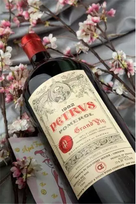 部《门徒》震撼了不少影迷,电影里的 1982年份的 petrus(彼德鲁庄园)