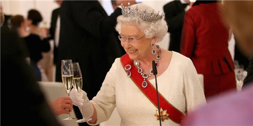 英国女王端红酒杯图片